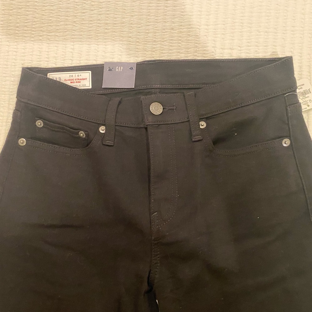 Women’s Gap Mid Rise Classic Straight jeans. Size 6